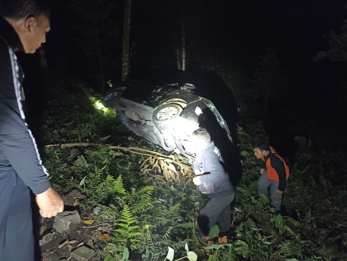 Sebuah Mobil masuk jurang di Bukit Jambul