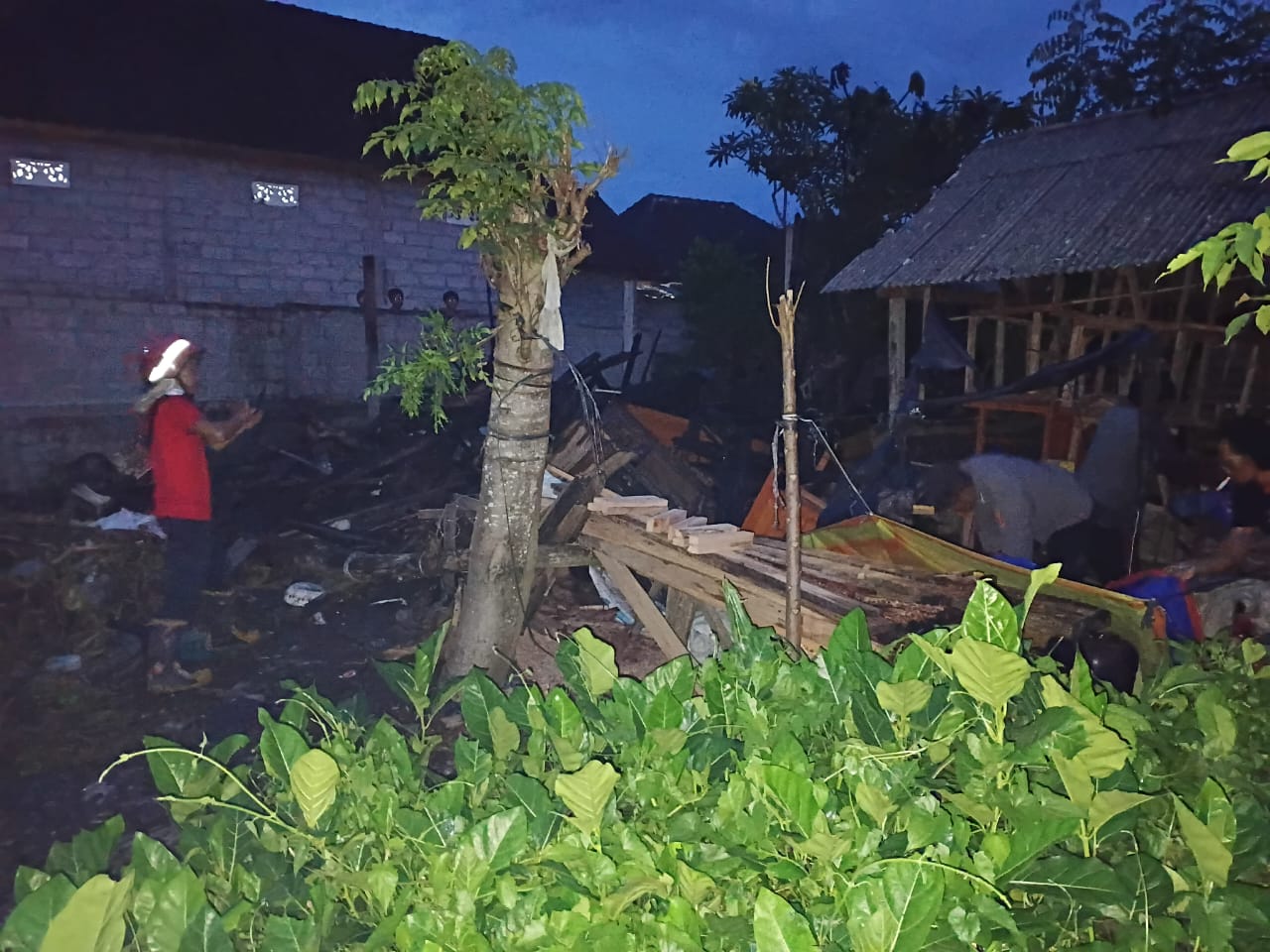 Kebakaran Hebat Lahap Gudang, Tempat Kerja, dan Bedeng Milik I Nyoman Pasek di Klungkung
