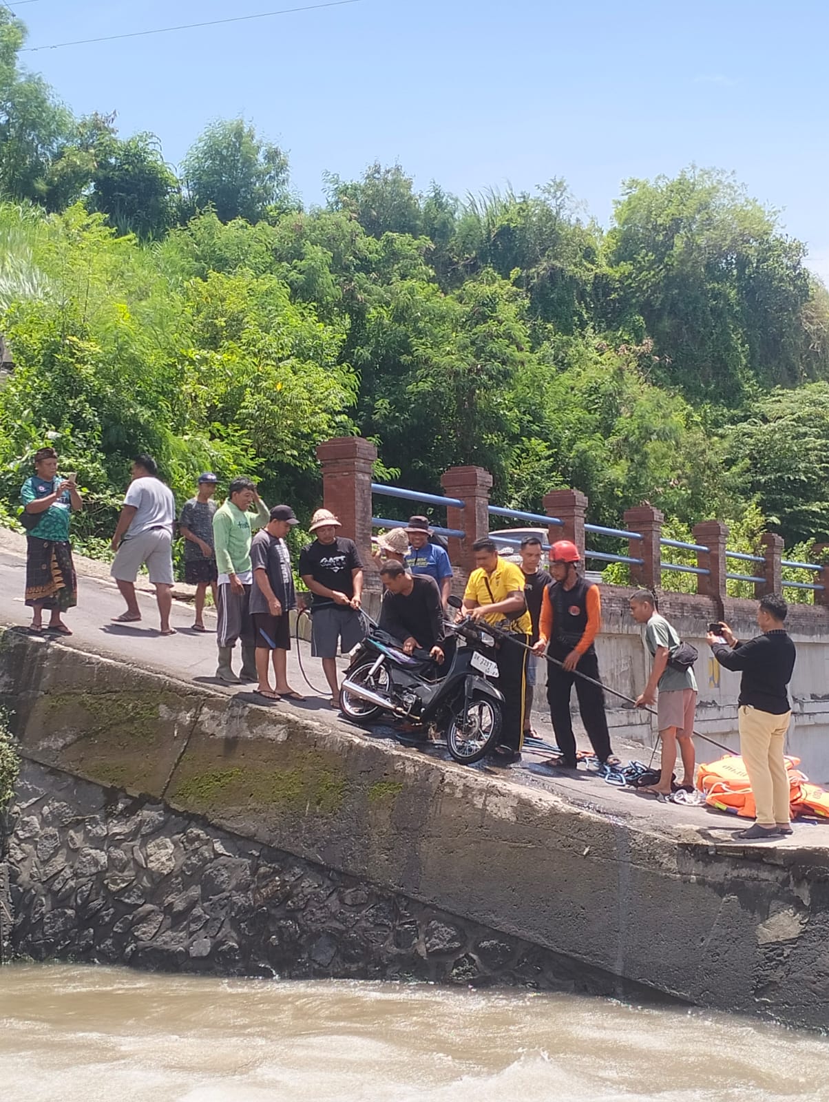 Sepeda Motor Jatuh ke Sungai Kali Unda Berhasil Dievakuasi
