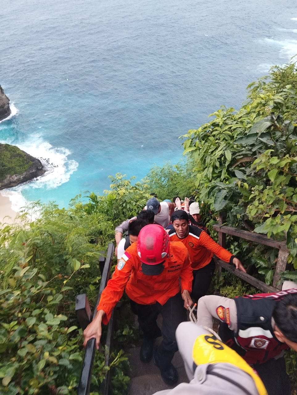 Evakuasi WNA Cedera Tulang Belakang di Pantai Kelingking Nusa Penida